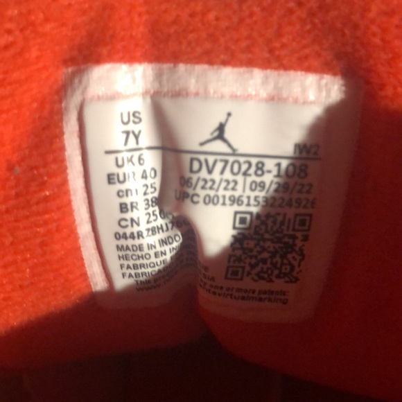 Size 7 jorden 3s with (Box) - Picture 3 of 3